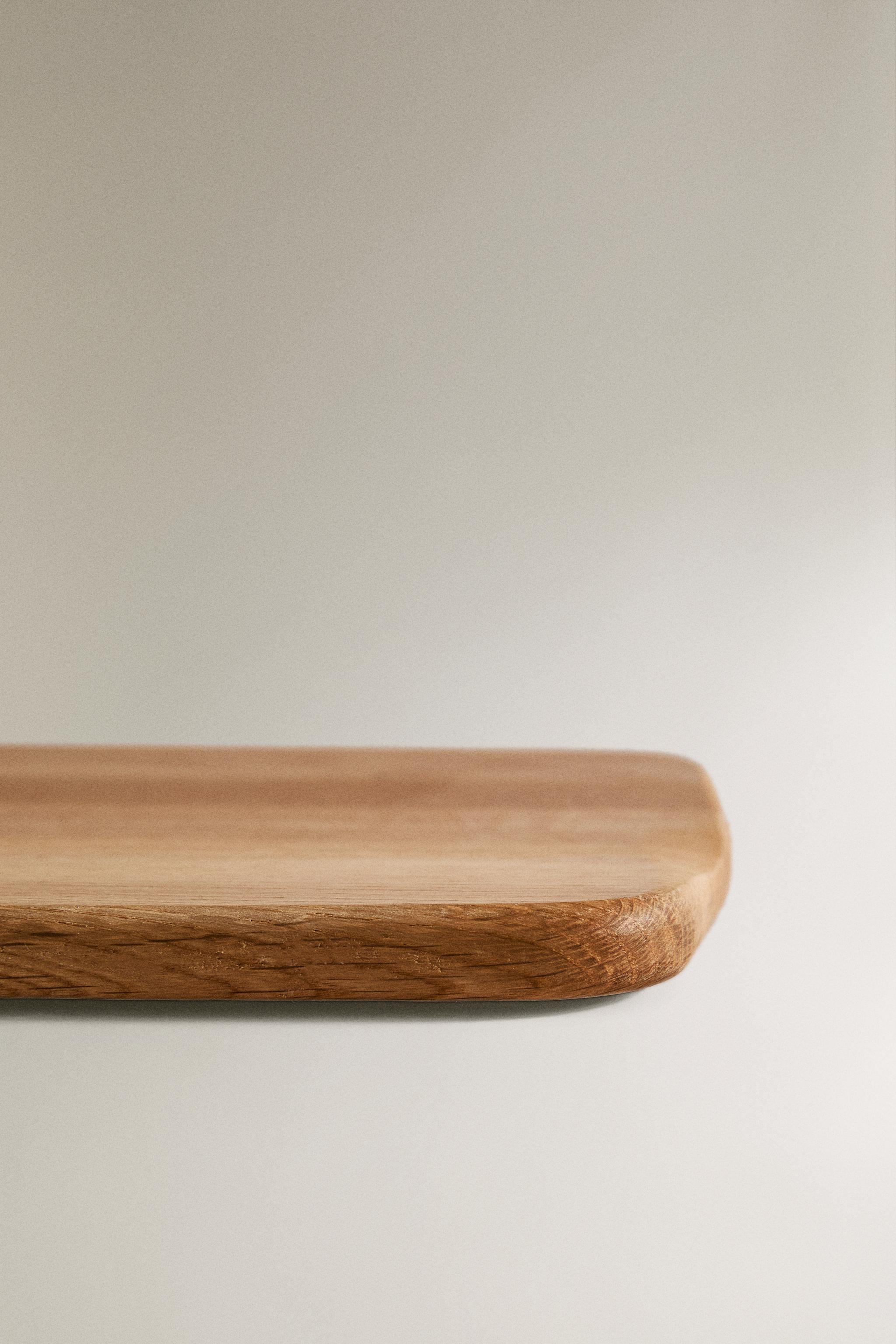 WOODEN CUTTING BOARD